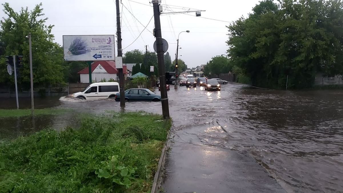 У Рівному через сильні дощі підтоплені вулиці й будинки: фото, відео негоди