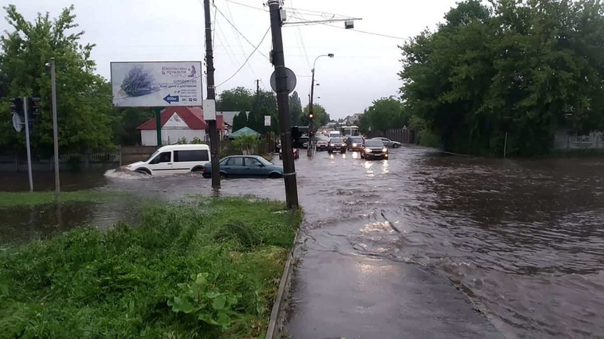 В Ровно из-за сильных дождей подтоплены улицы и дома – фото, видео непогоды