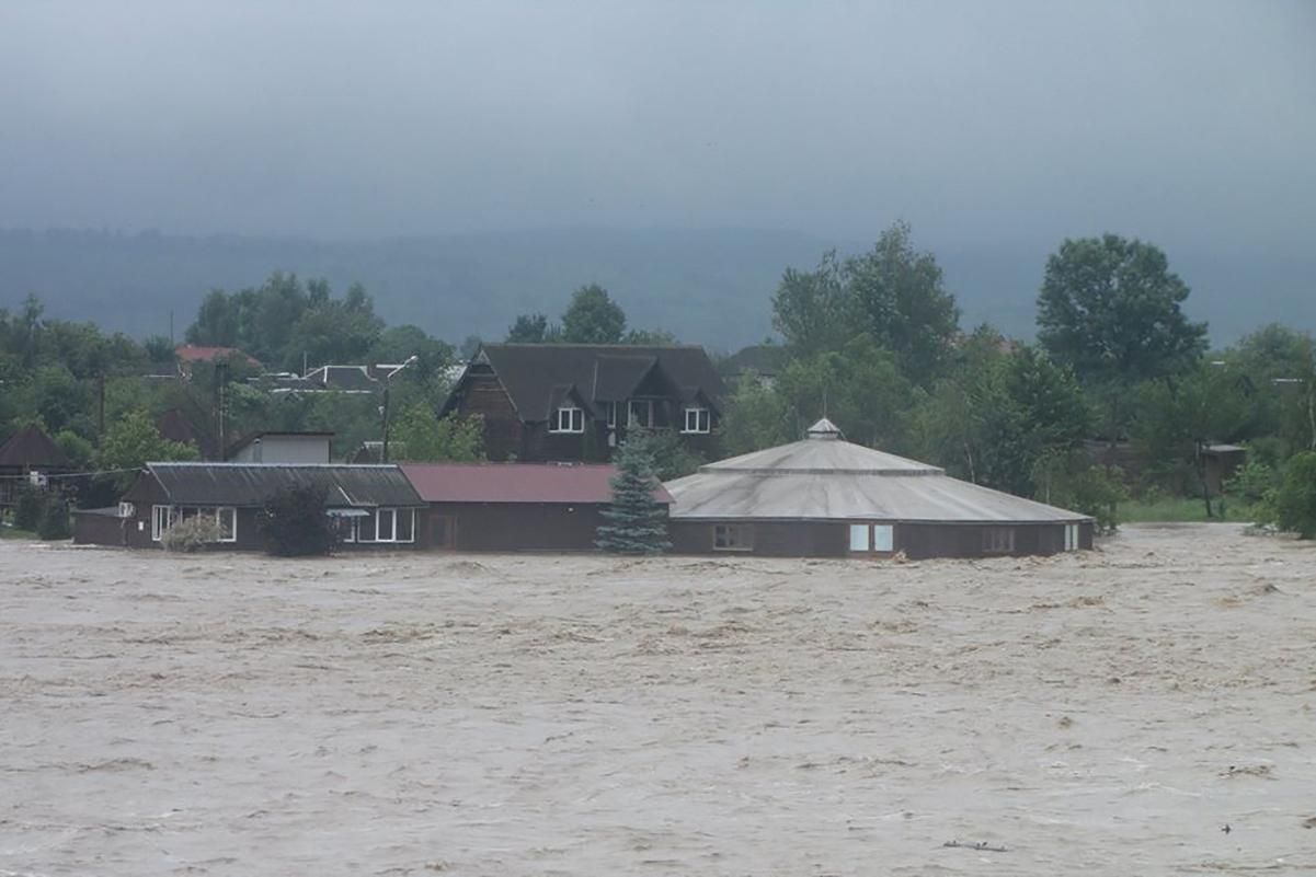 Ужасные паводки на Западе: Шмыгаль и Аваков вылетели на Прикарпатье