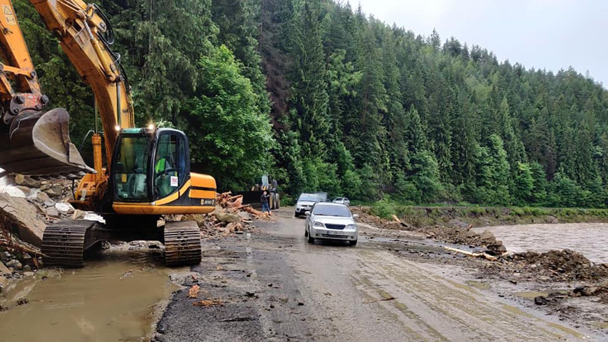Дорогу до Буковеля розчистили з допомогою спецтехніки: що відомо Дорогу до Буковеля розчистили з допомогою спецтехніки: що відомо