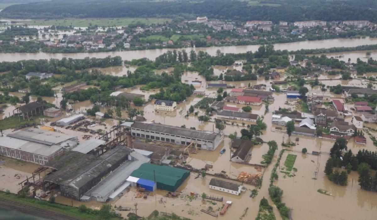 Негода на Прикарпатті: прилетів гелікоптер з допомогою