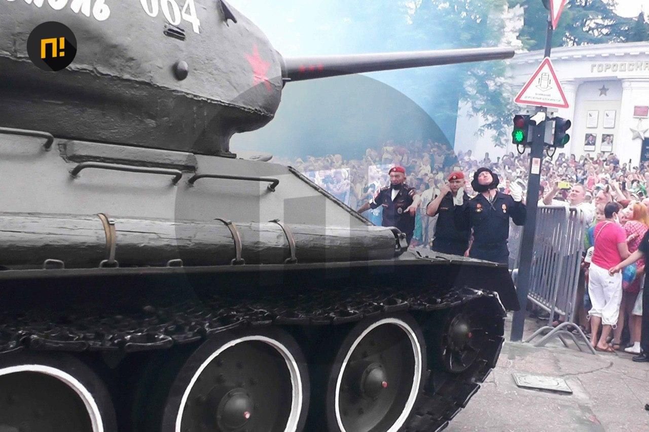 Парад в оккупированном Севастополе: советский танк едва не въехал в зрителей