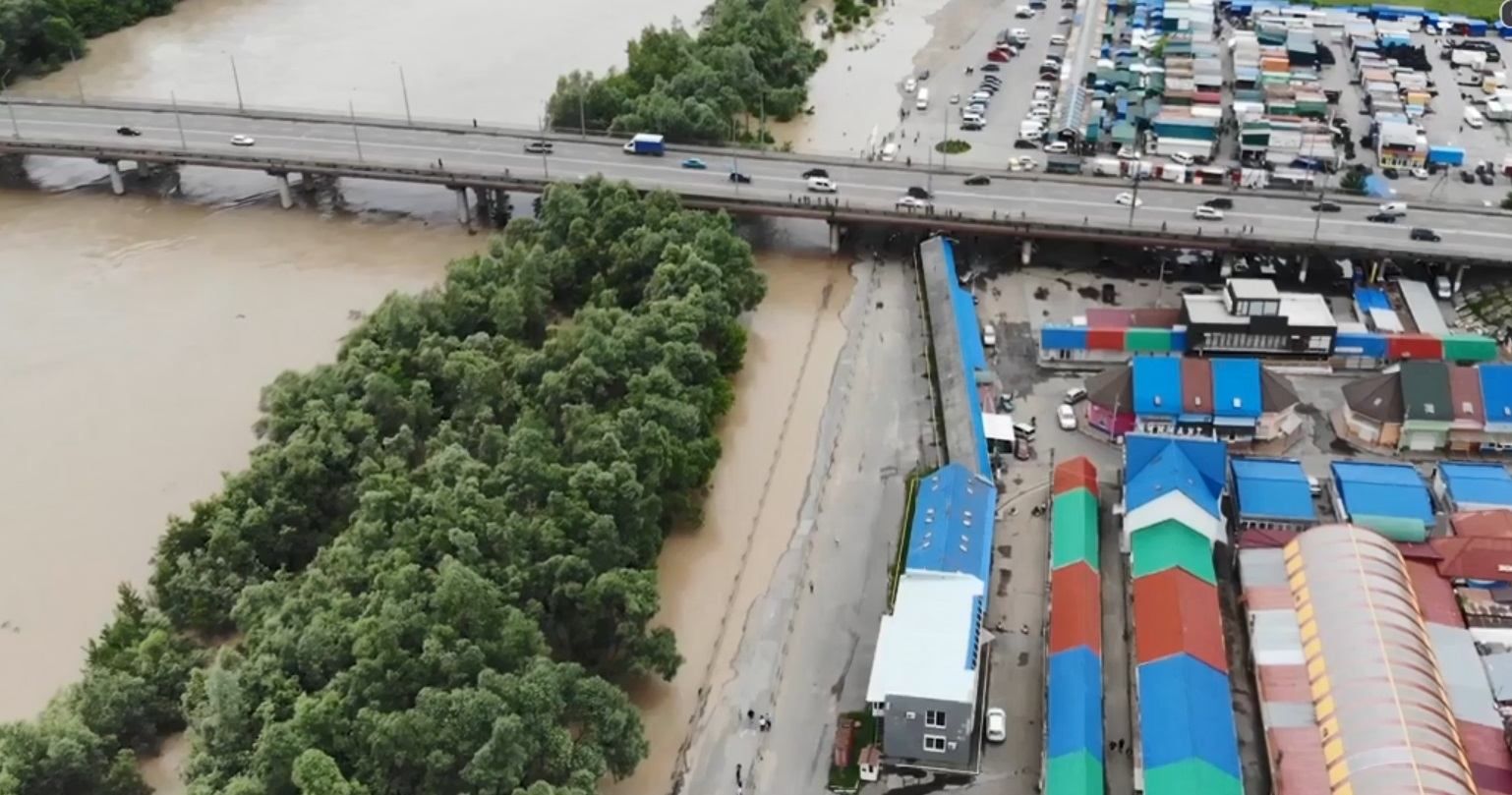 Потоп на Калинівському ринку 2020, Чернівці: відео з дрона Потоп на Калинівському ринку 2020, Чернівці: відео з дрона