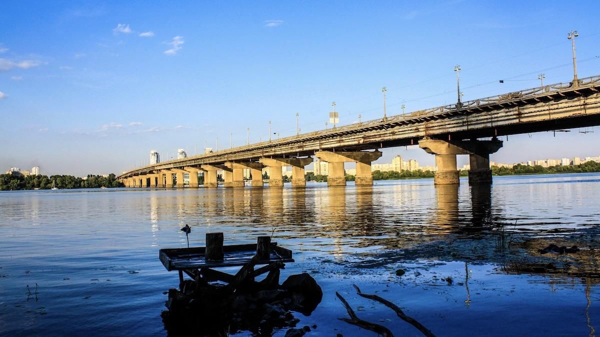На мосту Патона у Києві прорвало трубопровід 24.06.2020: відео