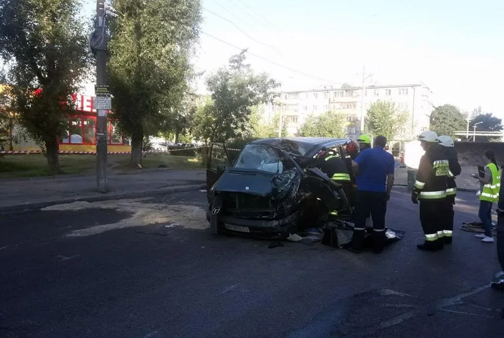 Загинув водій мікроавтобуса та хлопчик Загинув водій мікроавтобуса та хлопчик