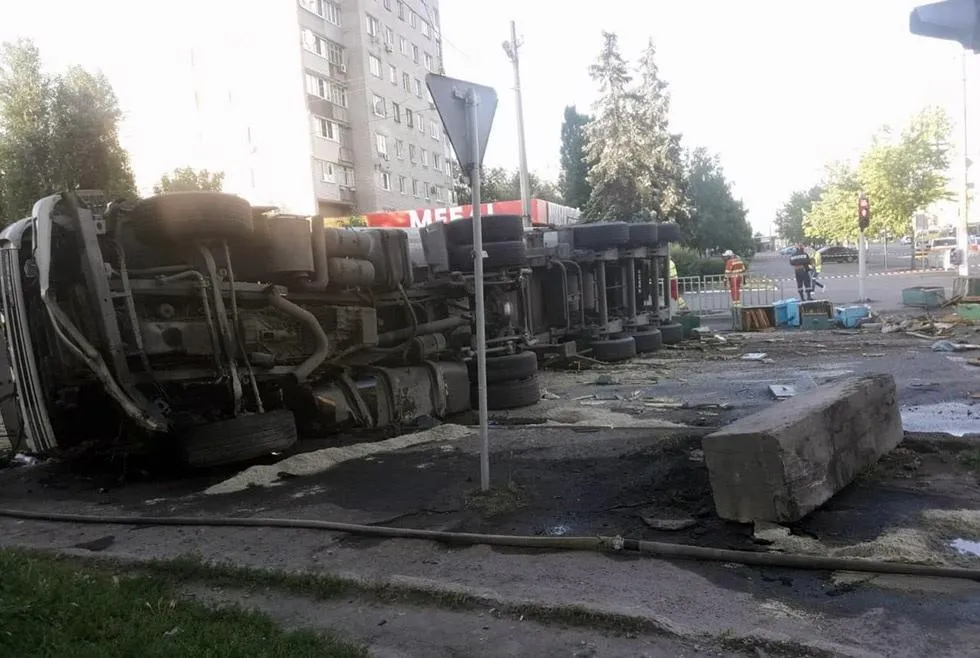 У результаті зіткнення вантажівка перекинулася на бік У результаті зіткнення вантажівка перекинулася на бік