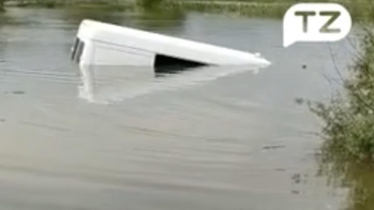 Безумная идея: на Буковине водитель попытался проехать по затопленной дороге – видео Безумная идея: на Буковине водитель попытался проехать по затопленной дороге – видео