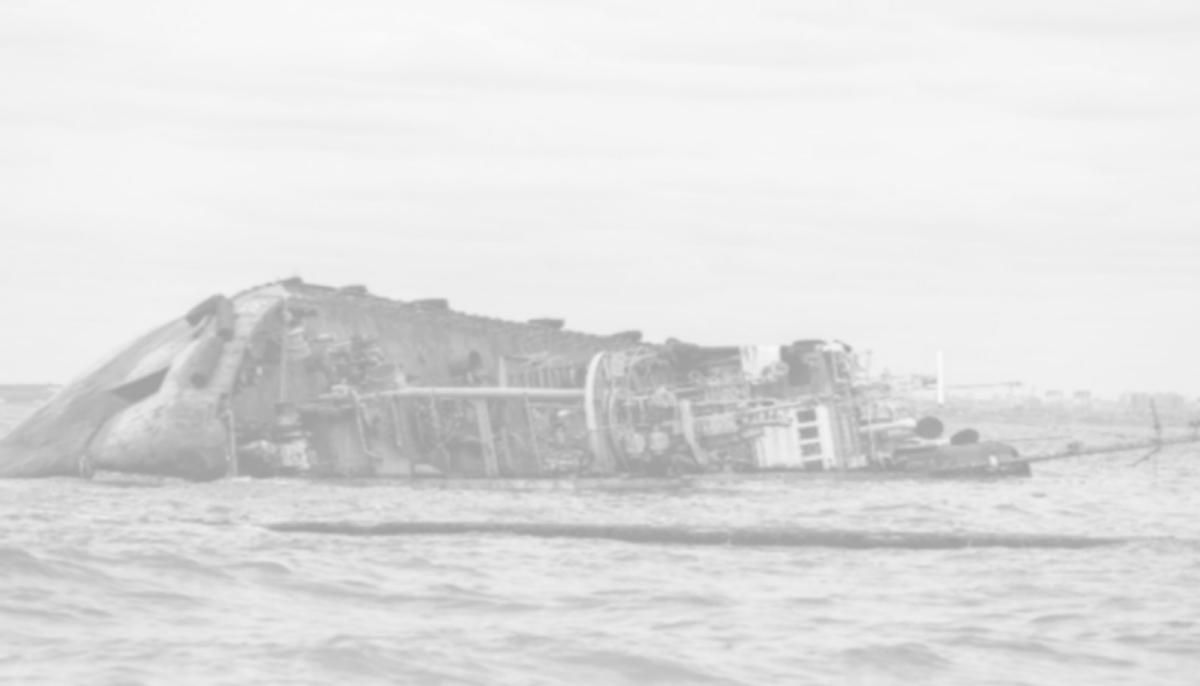 Коли в Одесі приберуть затонулий танкер "Делфі", з якого витікає мастило Коли в Одесі приберуть затонулий танкер "Делфі", з якого витікає мастило