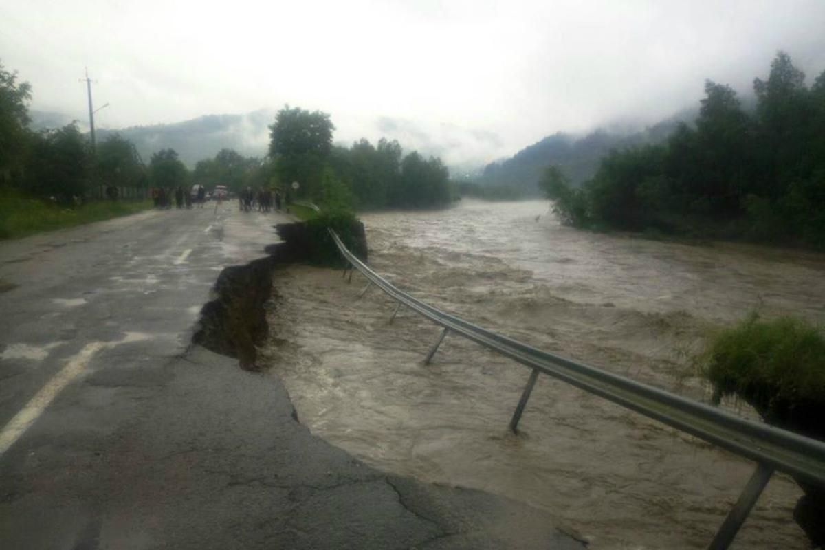 На Западе Украины возобновили проезд по трассам госзначения: какие дороги были смыты непогодой На Западе Украины возобновили проезд по трассам госзначения: какие дороги были смыты непогодой