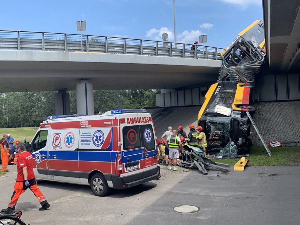 В Варшаве автобус упал с моста: есть жертвы - фото с места