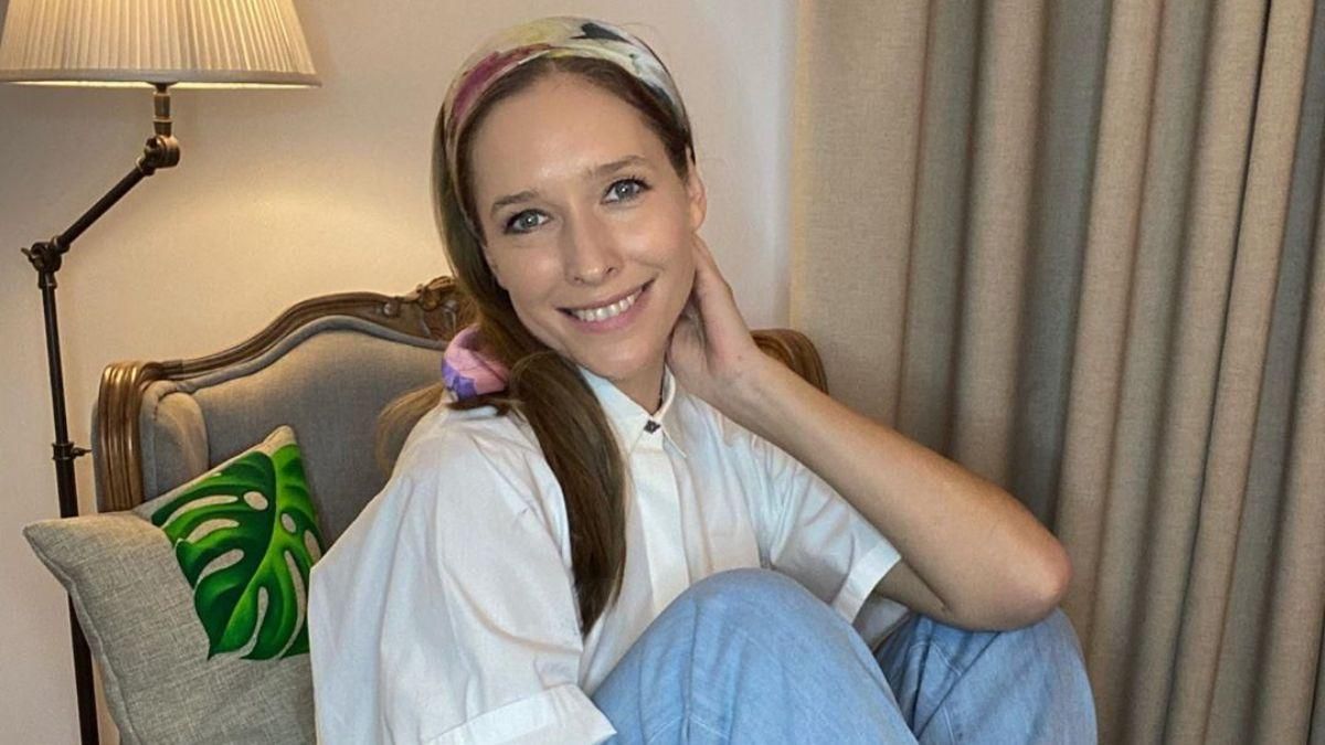 В белых шортах и красной майке: Катя Осадчая показала яркое фото со съемок