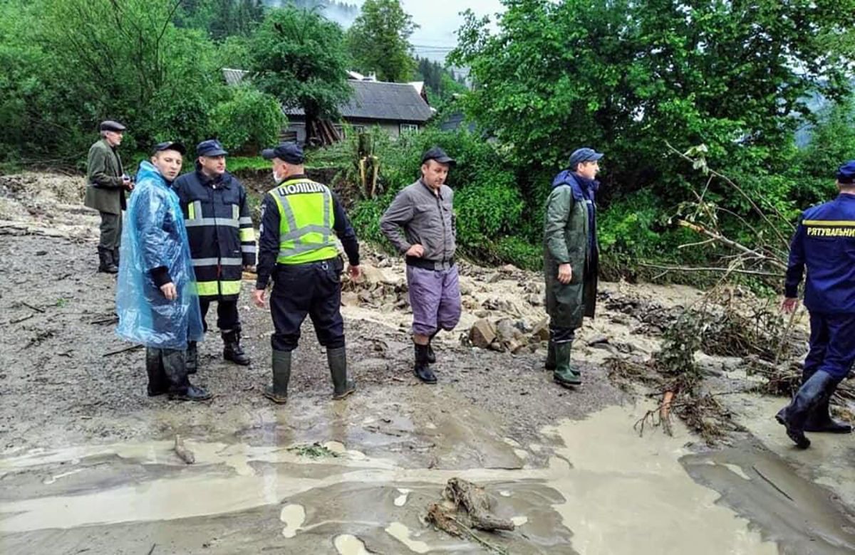Повінь у Микуличині 25 червня 2020: дамбу може прорвати Повінь у Микуличині 25 червня 2020: дамбу може прорвати
