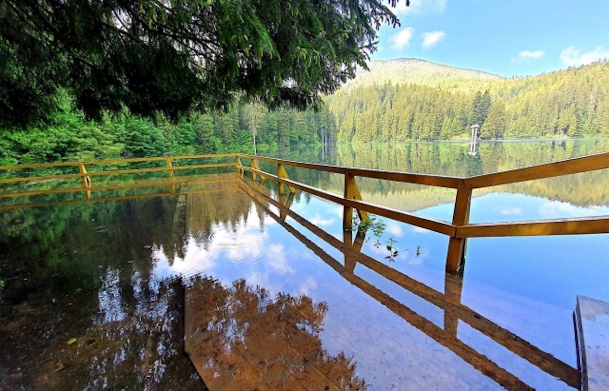 Озеро Синевир вийшло із берегів, але все ще дуже красиве: фото і відео Озеро Синевир вийшло із берегів, але все ще дуже красиве: фото і відео