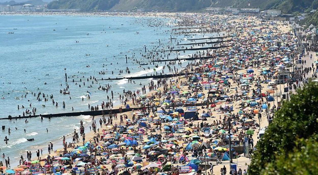 Пів мільйона британців вийшли на пляжі: шокуючі кадри