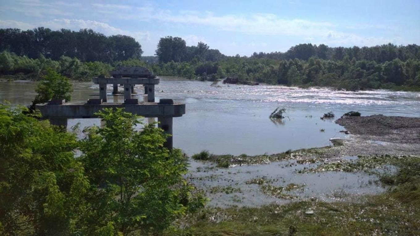 Мост в Маршинцах на Буковине снесло наводнение