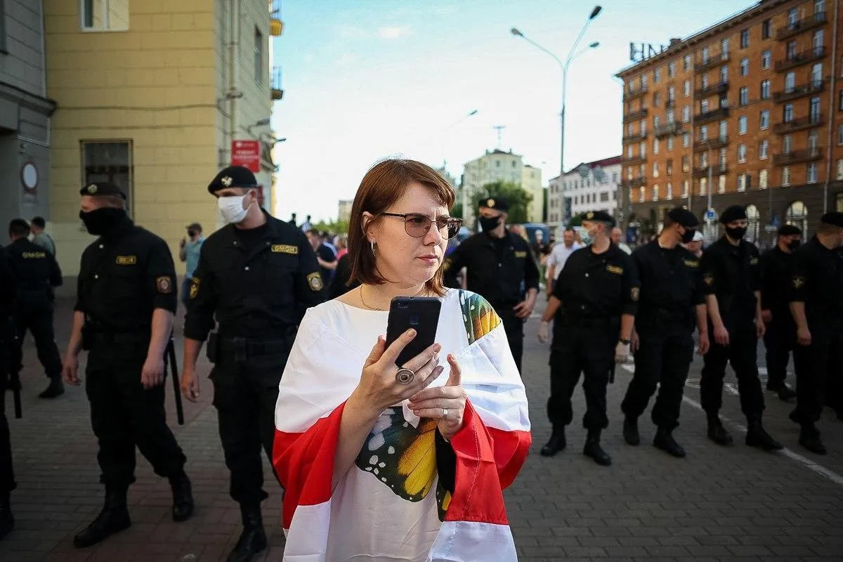 Протестувальниця у Мінську