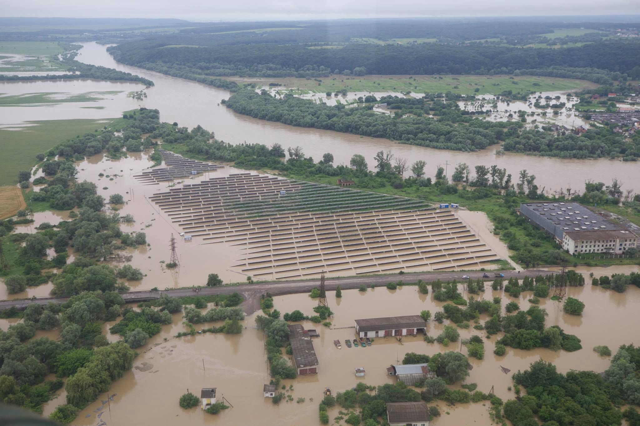 Паводки на Прикарпатье унесли жизни врача и водителя: как произошла трагедия