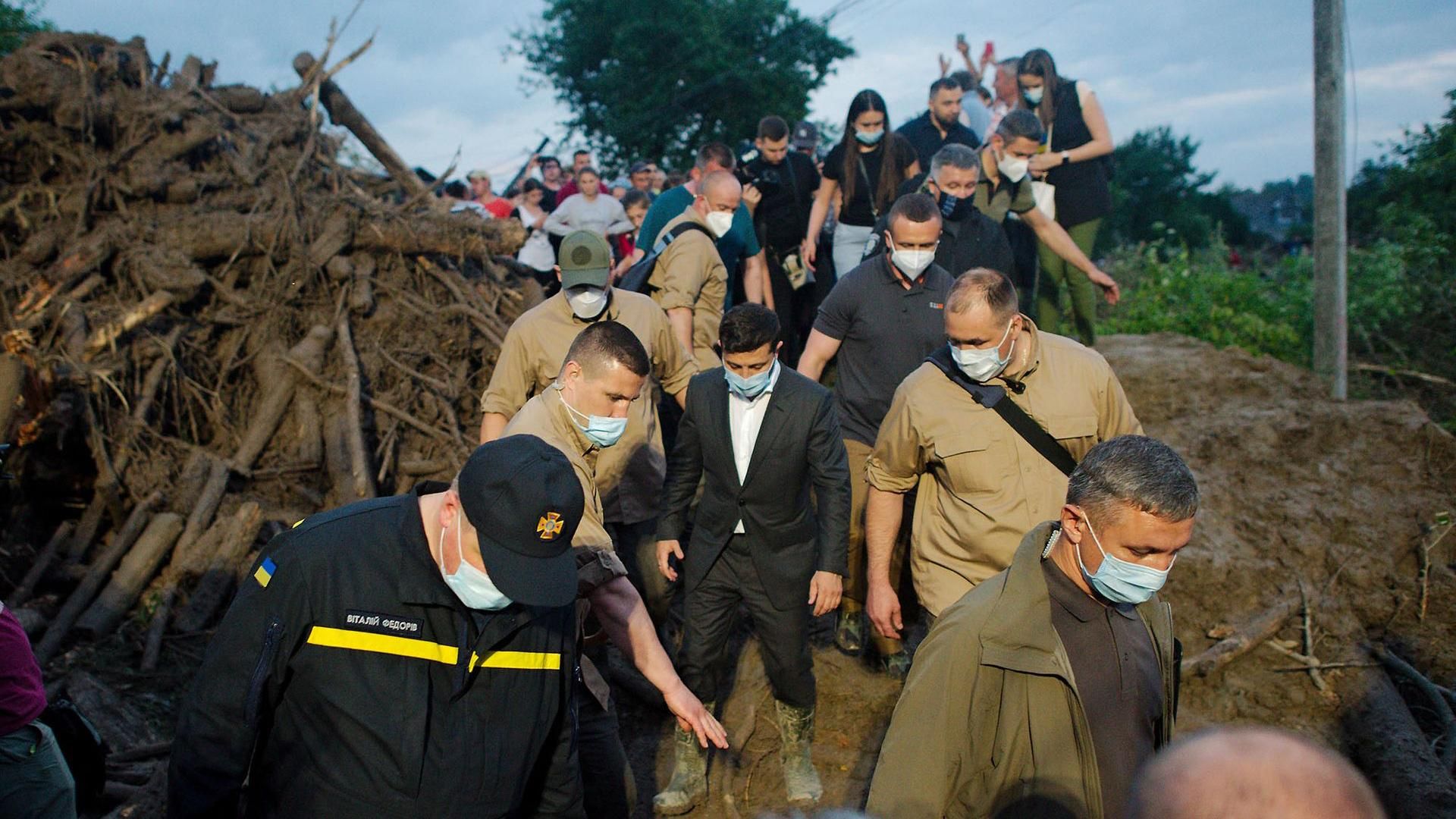 У гумових чоботах і в оточенні охорони та Авакова: як Зеленський їздив на підтоплене Прикарпаття – фото, відео У гумових чоботах і в оточенні охорони та Авакова: як Зеленський їздив на підтоплене Прикарпаття – фото, відео