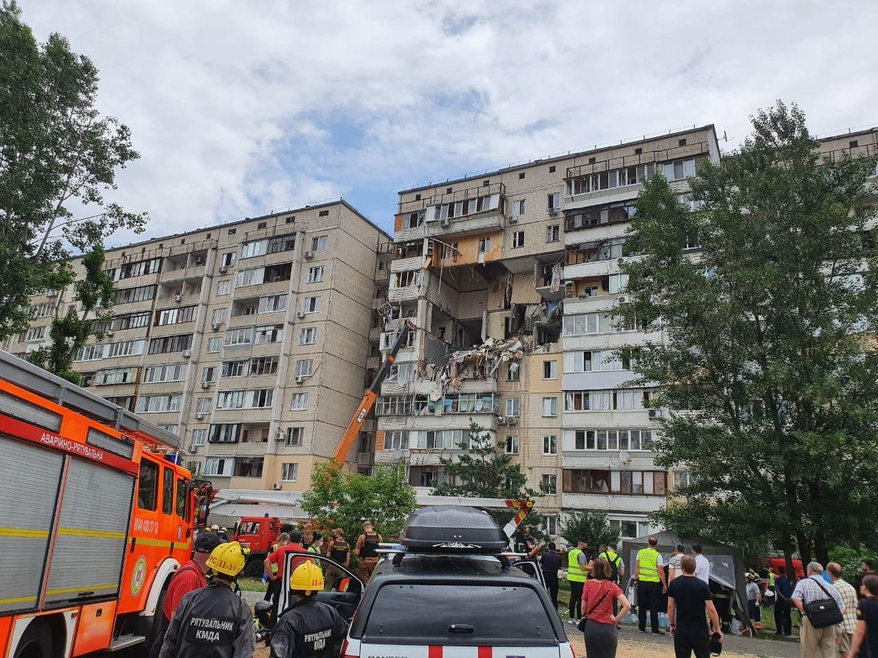 Взрыв на Позняках: людям срочно восстанавливают документы