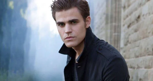 Полу Веслі, який зіграв 17-річного Стефана, було 35 років Полу Веслі, який зіграв 17-річного Стефана, було 35 років