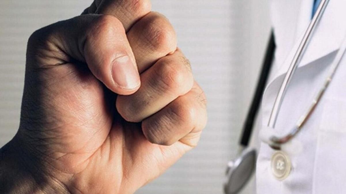 Неадекватні молодики сильно побили лікаря під час виклику на Закарпатті: Супрун б'є на сполох Неадекватні молодики сильно побили лікаря під час виклику на Закарпатті: Супрун б'є на сполох