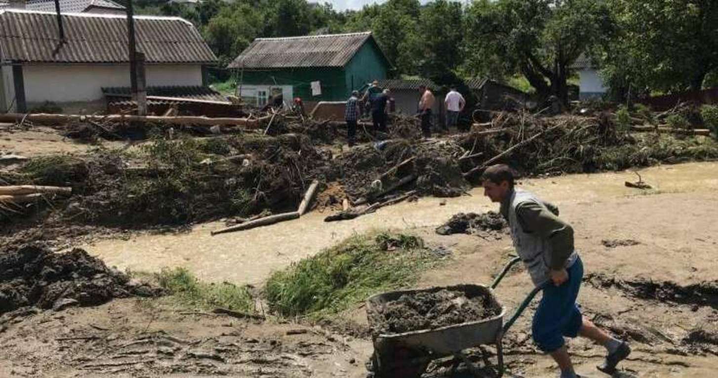 Провели толоку на камеру і пішли: люди скаржаться на відсутність допомоги після повені