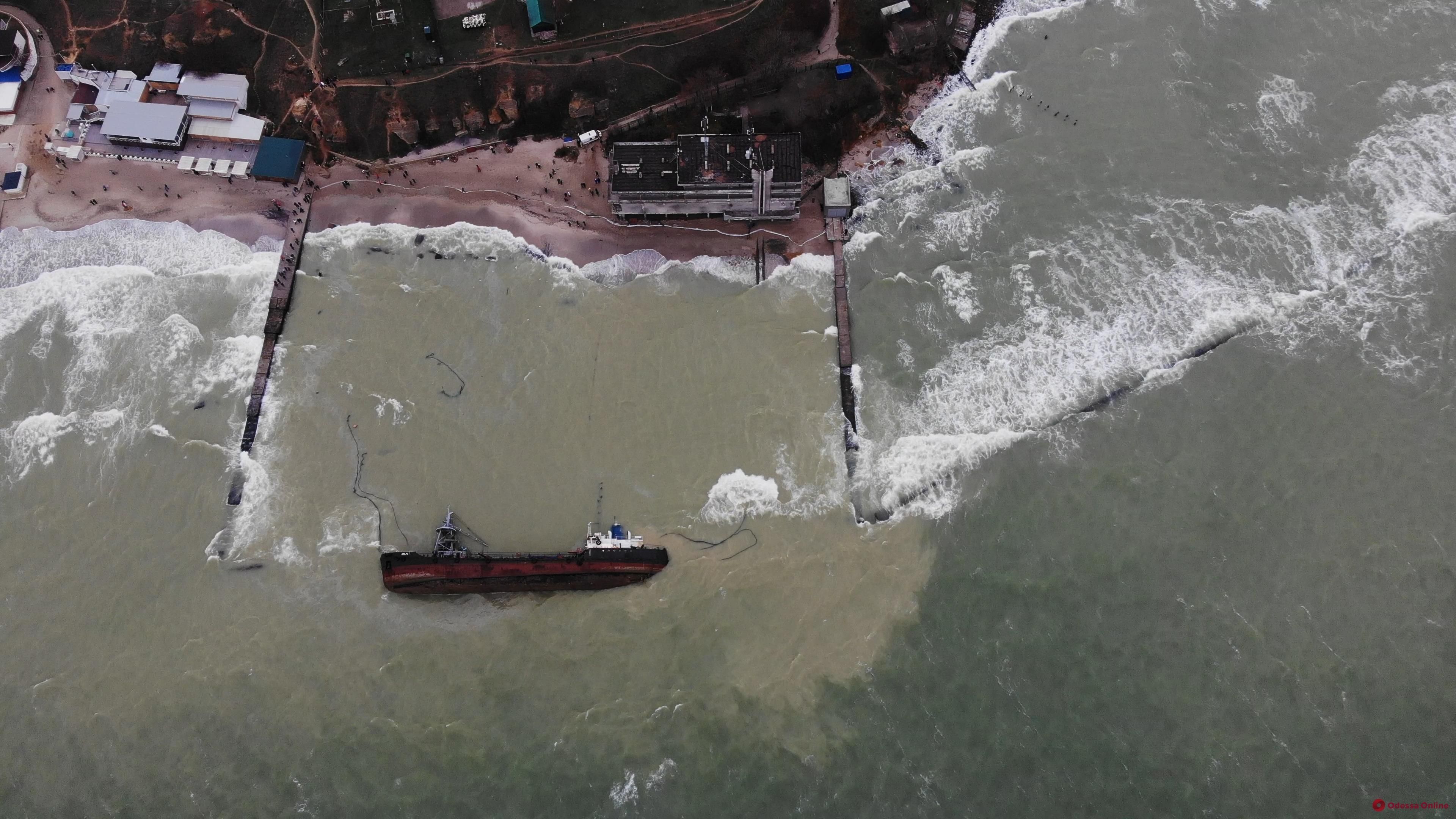 В Одессе закрыли доступ к пляжу "Дельфин" из затонувшему танкеру "Делфи"