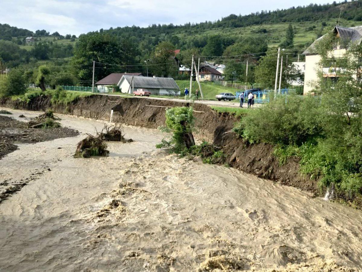 Разрывает берега и дороги: на Прикарпатье река Розсич выходит из берегов – відео Разрывает берега и дороги: на Прикарпатье река Розсич выходит из берегов – відео
