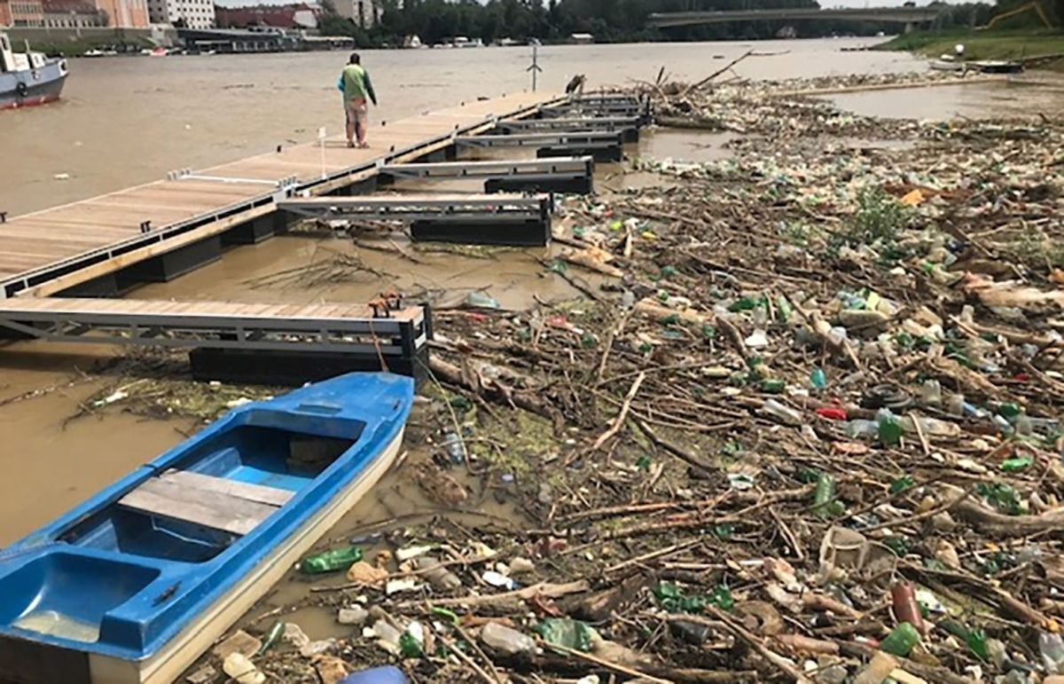 Сміття в Угорщині занесло з України 26 червня 2020: відео, фото Сміття в Угорщині занесло з України 26 червня 2020: відео, фото