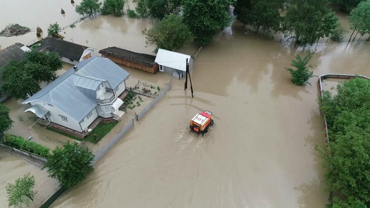 Яких збитків завдала повінь на заході України: названо суми та руйнування