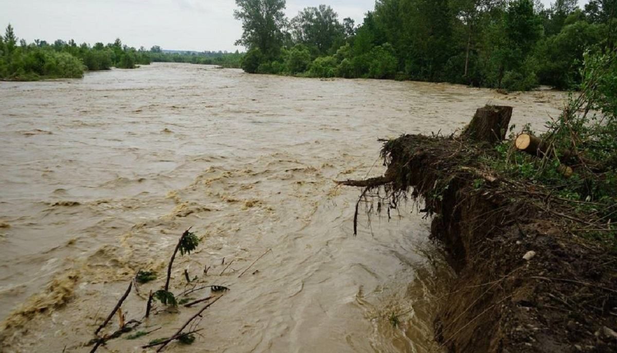 Уничтожены километры дорог, повреждены 120 мостов: Аваков о последствиях стихии на Западе 