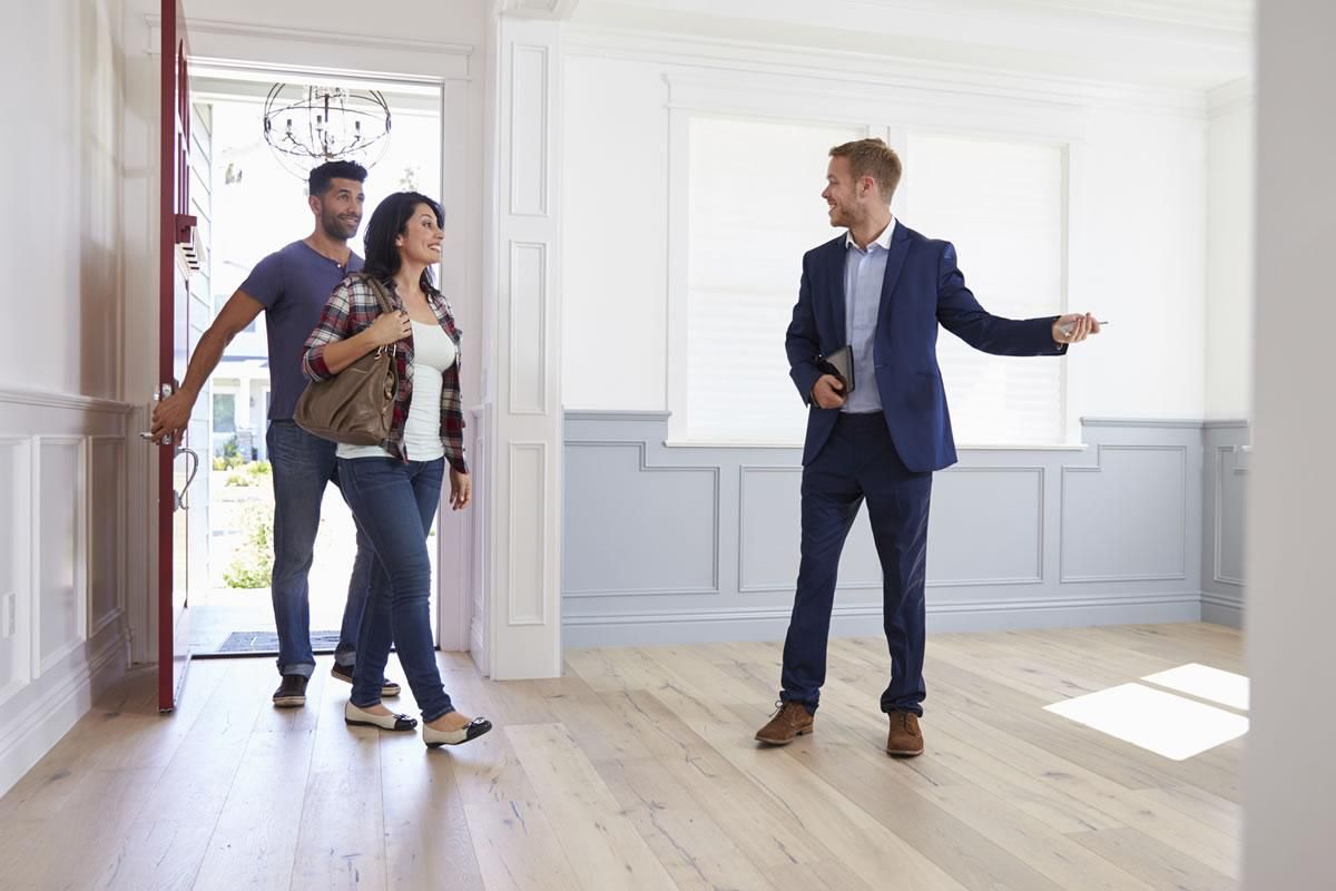 Купувати чи орендувати житло можна буде тільки з ріелтором Купувати чи орендувати житло можна буде тільки з ріелтором