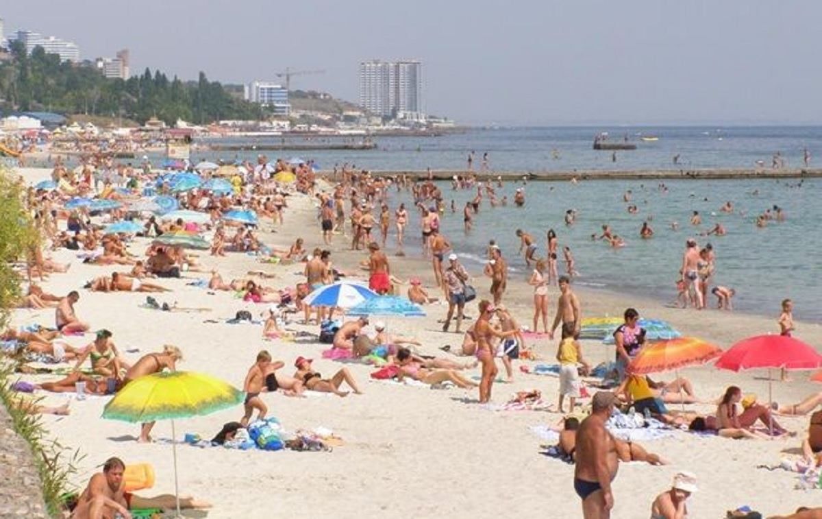 Одеські пляжі і клуби переповнені людьми: фото, відео