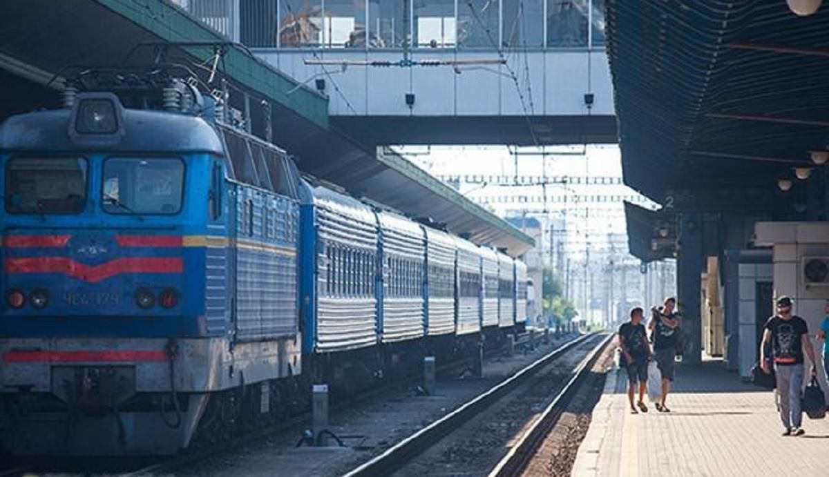 В Киеве мужчина залез на поезд и загорелся после удара током