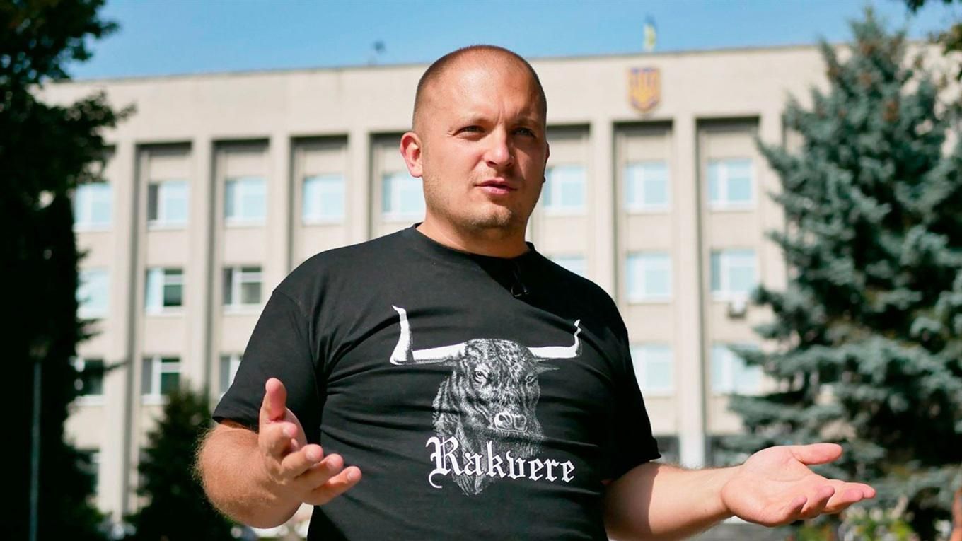 Мэр Конотопа Семенихин из-за Шария сжег российский флаг под посольством РФ: видео Мэр Конотопа Семенихин из-за Шария сжег российский флаг под посольством РФ: видео