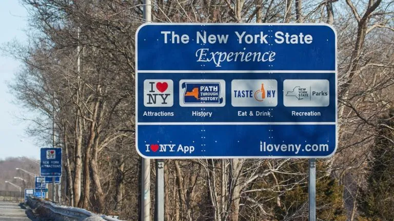 ILNY логотип, помер Мілтон Глейзер ILNY логотип, помер Мілтон Глейзер