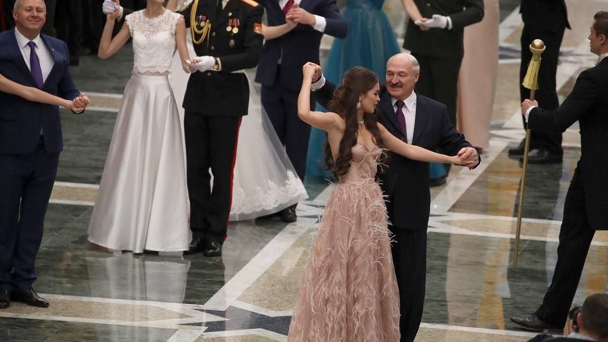Лукашенко "запалював" з випускницями на балу під українську музику: відео Лукашенко "запалював" з випускницями на балу під українську музику: відео
