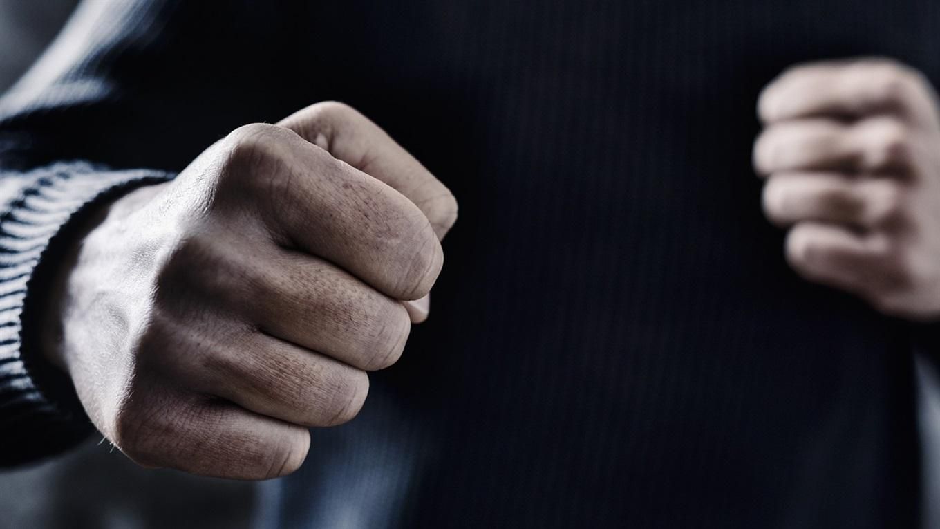 В Днепре мужчина избил и забрал телефон у пассажира из-за просьбы надеть маску В Днепре мужчина избил и забрал телефон у пассажира из-за просьбы надеть маску