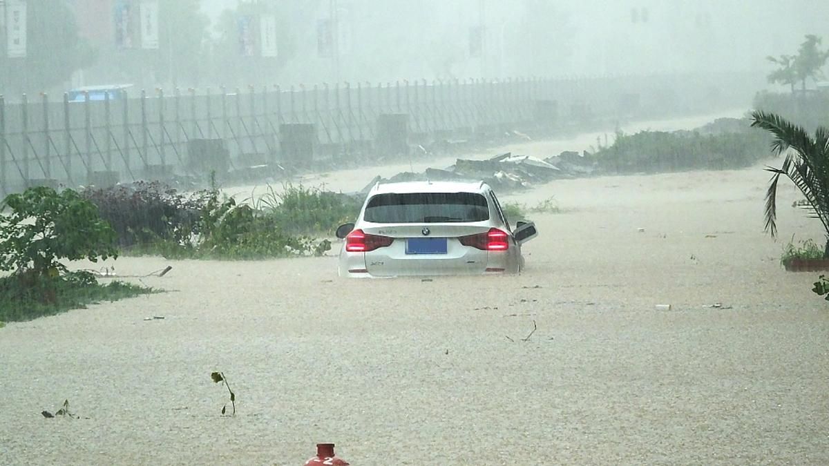 Негода в Китаї 28.06.2020: затоплені будинки та дороги – відео