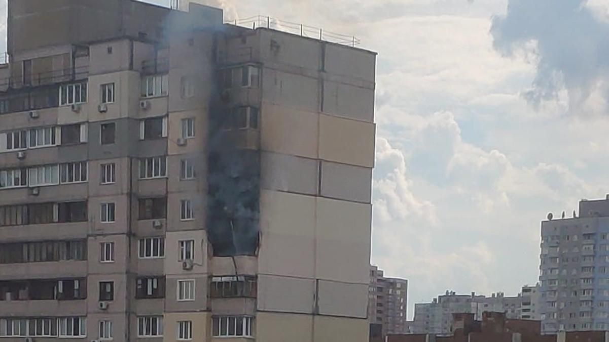 У Києві на Позняках сталася пожежа в багатоповерхівці: це поруч із будинком, де нещодавно пролунав вибух