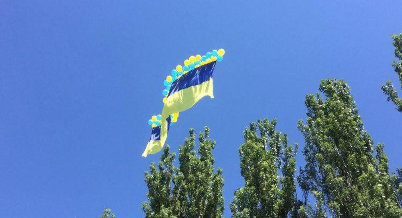 У небі над окупованим Донецьком пролетів гігантський прапор України: відео