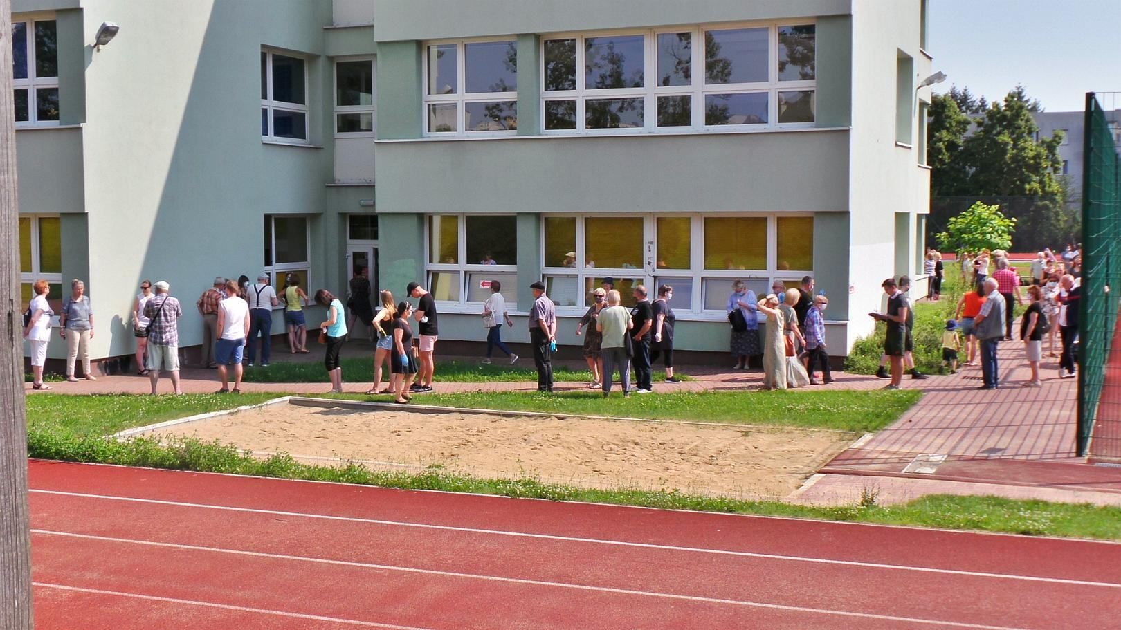 Выборы президента Польши: из-за высокой явки и жары в Варшаве на участке умер человек Выборы президента Польши: из-за высокой явки и жары в Варшаве на участке умер человек