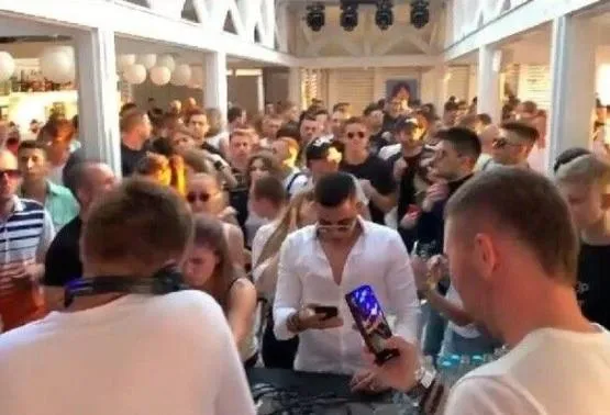 У клубах теж порушують карантинні обмеження У клубах теж порушують карантинні обмеження