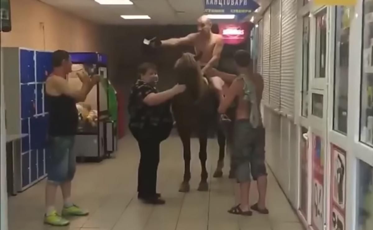 За пивом заїхав: чоловік верхи на коні завітав у супермаркет в одних трусах – відео