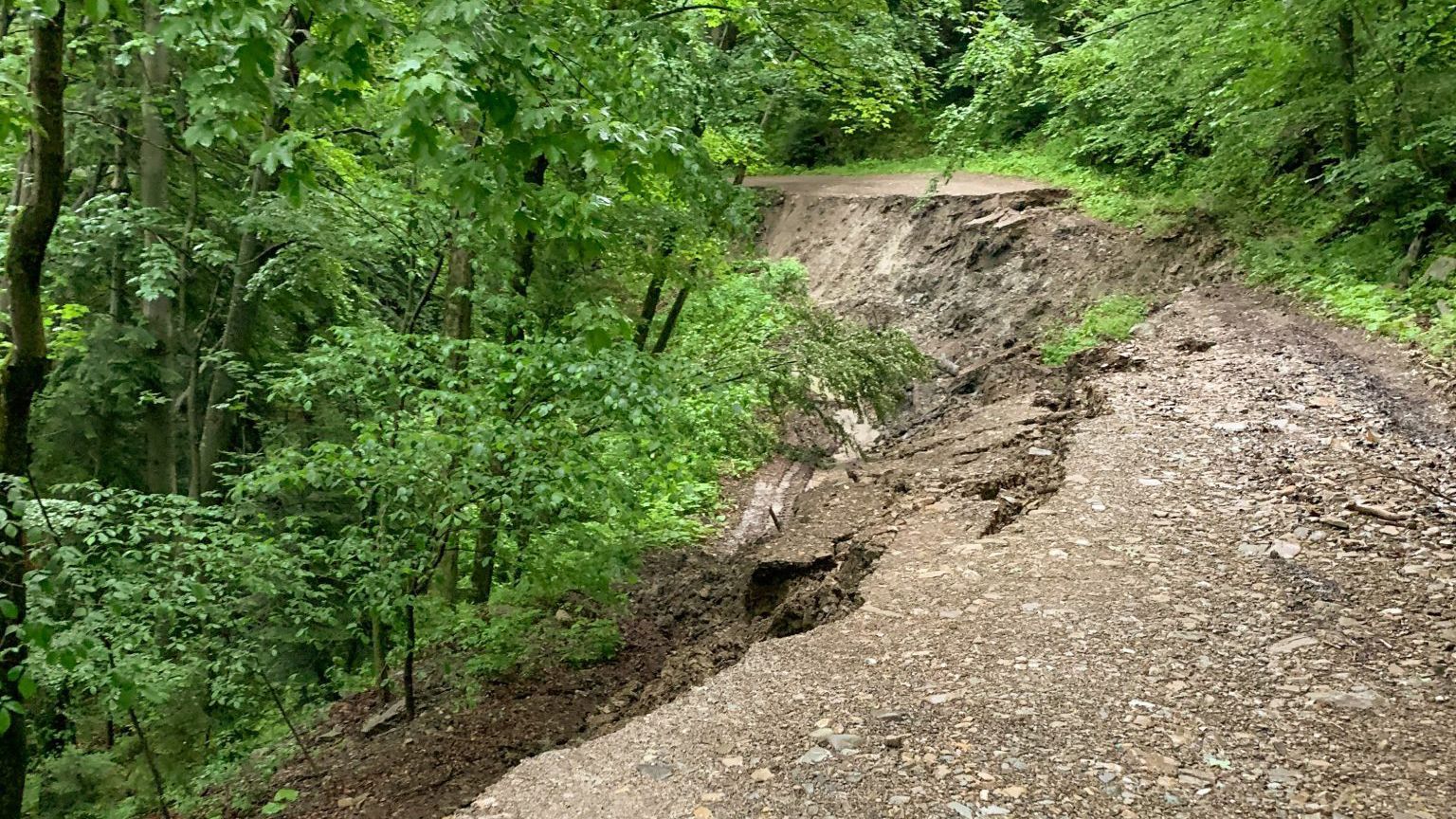 Страшная непогода в Западной Украине: оползни произошли на автодороге на Львовщине – фото Страшная непогода в Западной Украине: оползни произошли на автодороге на Львовщине – фото