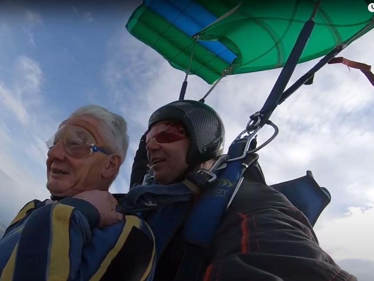 73-летний пенсионер поразил сеть: впервые прыгнул с парашютом – видео
