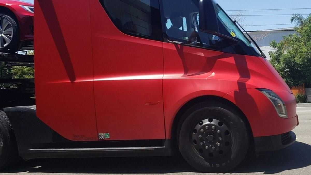 Прототип Tesla Semi начал доставлять легковые Model 3 покупателям Прототип Tesla Semi начал доставлять легковые Model 3 покупателям