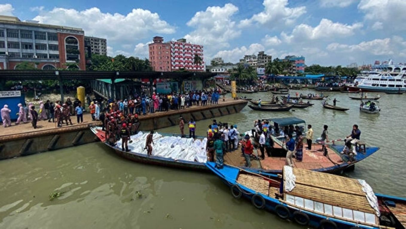 У Бангладеш на річці зіштовхнулися пором і човен: 32 людини загинули