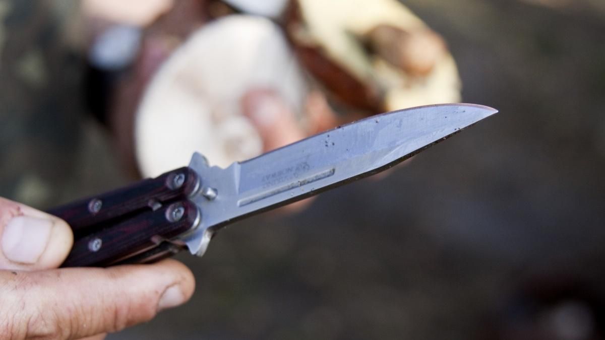 Военный ударил себя ножом командира, потому что не получил отпуск Военный ударил себя ножом командира, потому что не получил отпуск