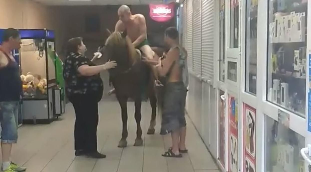 Дай коня, бо вдарю по морді, – історія з вершником у супермаркеті Києва отримала продовження